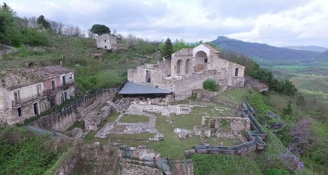 Il Parco Archeologico: l’area del Foro di età imperiale (I-IV sec. d.C.) e, sullo sfondo, la Cattedrale del 1736.